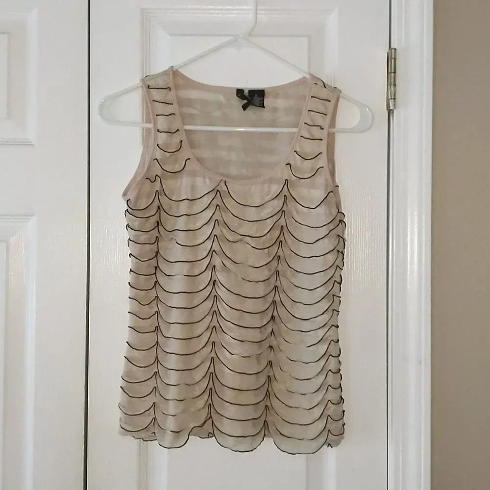 New Directions ruffle tan and black sleeveless top